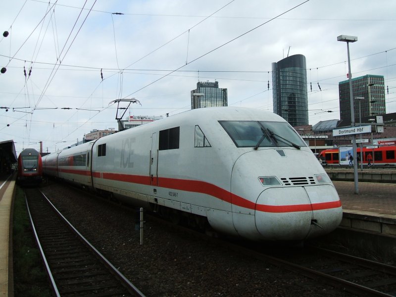 DB ICE 2  Templin  mit TK 402 046-7 im Schub nach Berlin Ostbhf.
links Steuerwagen voraus des RE 1 Hamm - Aachen in Dortmund Hbf.
(nachmittags 12.09.2007)