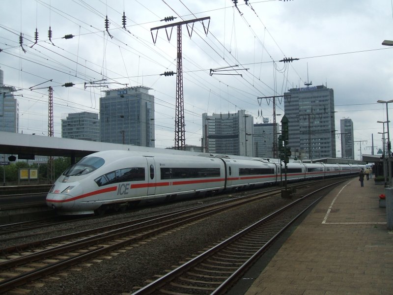 DB ICE 3 als ICE 614 von Mnchen nach Dortmund ,Ausfahrt in Essen Hbf., nchster Halt in 10 Minuten ist Bochum Hbf.
(08.08.2007) 
