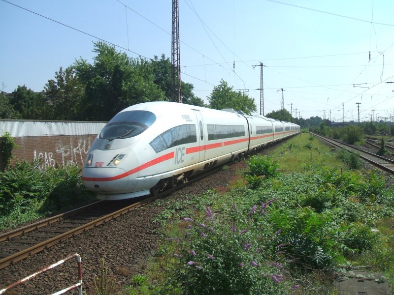 DB ICE 3 als ICE 120  International  erreicht Duisburg Hbf.,
fhrt dann ber Oberhausen,Arnhem,Utrecht Centraale nach
Amsterdam Centraale (11.08.2007)