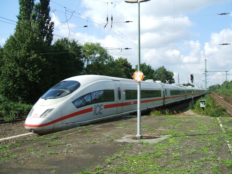 DB ICE 3 Doppeltraktion aus Mnchen Hbf. nach Dortmund Hbf.
fhrt mit langsamer Fahrt duch den Wattenscheider Bhf.,
zum Gegensatz die ICE 2 Kln-Berlin Ostbhf.,bzw. Berlin Ostbhf.-
Kln mit vollem Tempo durch den Bahnhof Wattenscheid fahren.
(13.08.2007) 