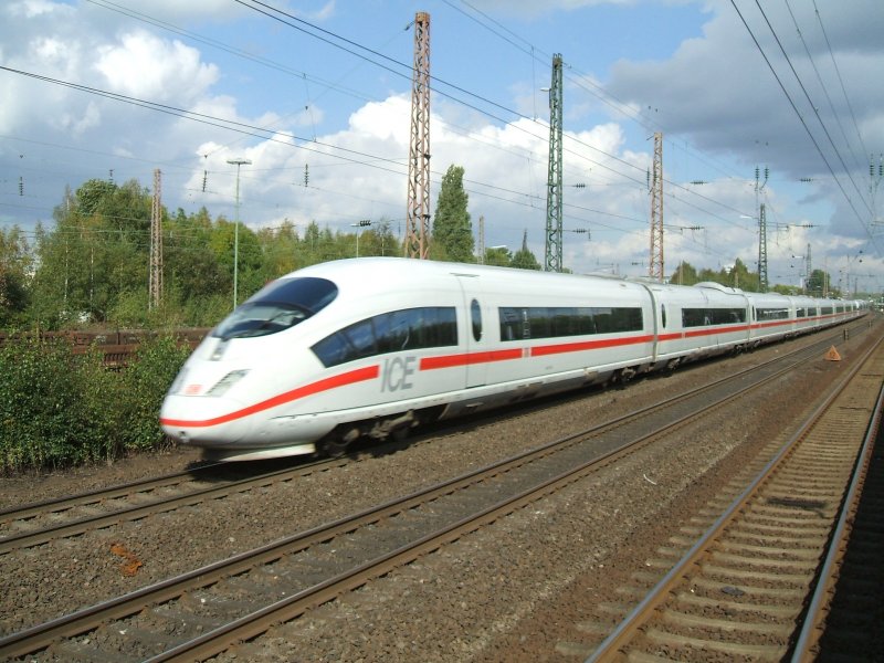 DB ICE 3 Doppeltrakton von Dortmund nach Mnchen bei
der Beschleunigung in Hhe Bochum Ehrenfeld ,zwischen Bochum Hbf.
und BO Ehrenfeld waren Bahnarbeiter im Gleisbereich.(25.09.2007)