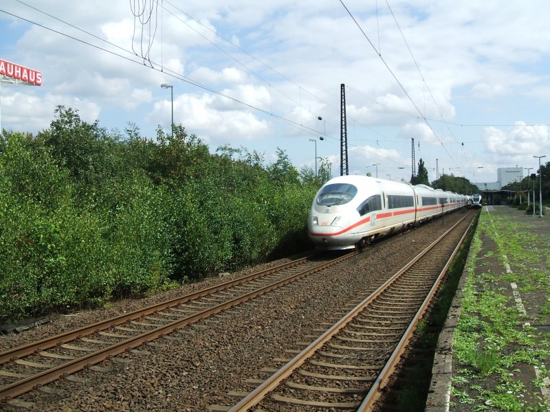 DB ICE 3 Doppel,vorne ohne Namen,hinten  Treuchtlingen  auf dem
Durchfahrts-Gleis Richtung Essen nach Mnchen Hbf.,rechts der
Abellio Flirt nach Essen kam mit 5 mintiger Versptung im Bhf.
Wattenscheid an,musste den planmigen ICE 3 aus Dortmund vorbeilassen.Der Bahnhof Wattenscheid hat 2 Bahnsteig-Gleise 3+4,wobei das Gleis 4 in Richtung Bochum auch das Durchfahrtsgleis fr den Fernverkehr ist.In Richtung Essen wird der Regio-Verkehr kurz vorm Bahnsteig
auf Gleis 3 geleitet und bei der Ausfahrt nach dem Bahnsteig
wieder auf das Durchfahrtsgleis gefhrt.  
 