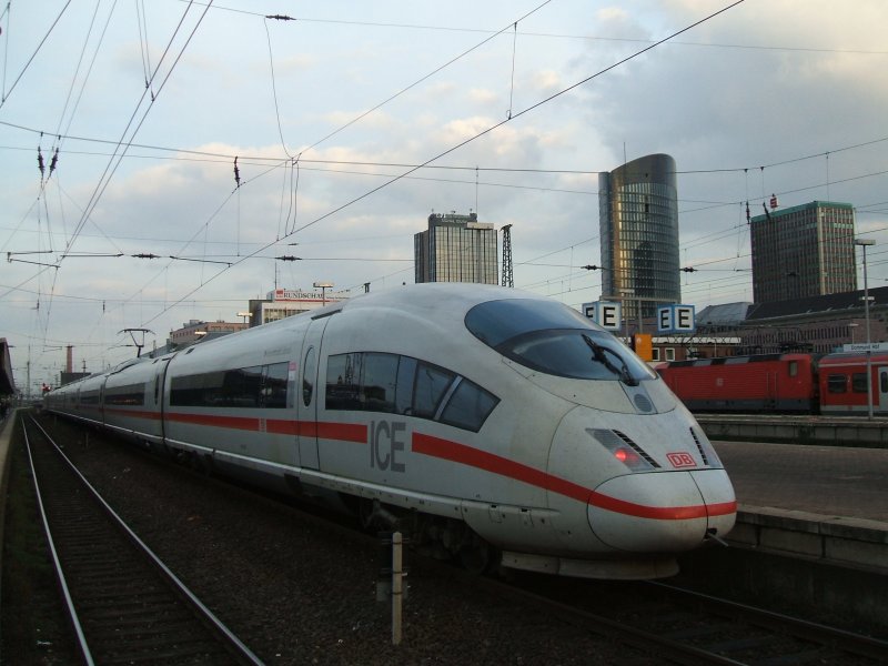 DB ICE 3  Hansestadt Lbeck  mit Steuerwagen 403 002-9 hat
seinen Zielbahnhof Dortmund Hbf. erreicht.(30.09.2007)