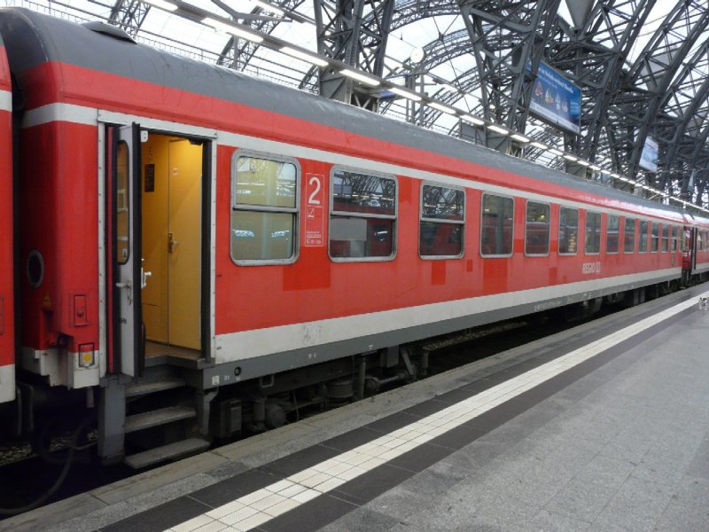 DB - ICE Ersatz  2 Kl. Personenwagen Typ Bimz 51 80 22-95 716-2 im Bahnhof von Dresden am 11.12.2008
