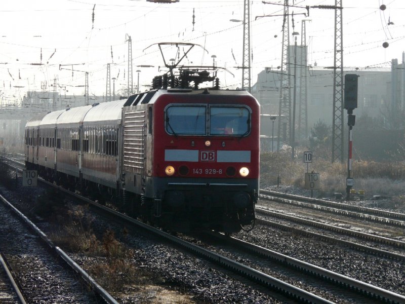 DB - ICE Ersatz mit E-Lok 143 929-8 bei der durchfahrt in Radebeul am 09.12.2008