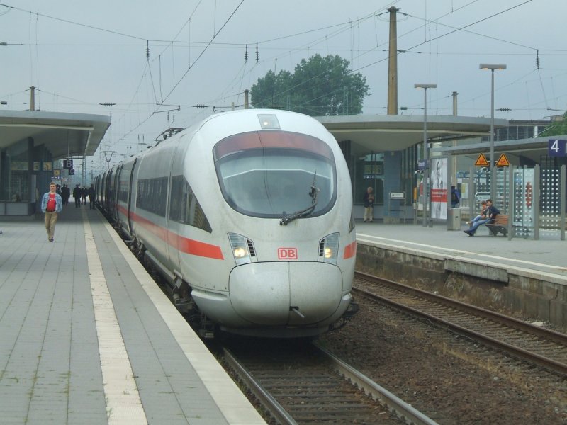 DB ICE-T  ICE 1759  nach Dresden,im Bochumer Hbf.
vorne der Triebkopf 411 506-9 , im Schub 411 058-1