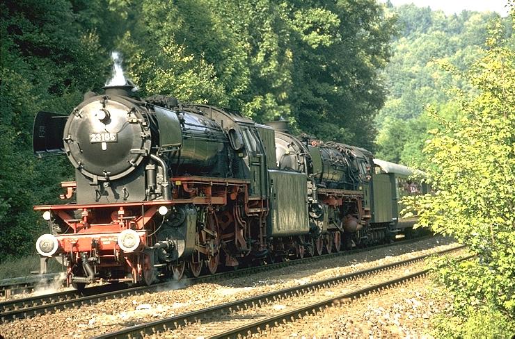 DB Jubilum Nrnberg,Sept.1985 23-105 und 01-1110 vor einem Sonderzug zwischen Bayreuth und Nrnberg (Archiv P.Walter)