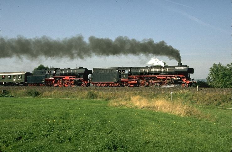 DB Jubilum Nrnberg,Sept.1985 Lok 01-1100 mit 23-105 vor einem Sonderzug zwischen Nrnberg und Bayreuth (Archiv P.Walter)