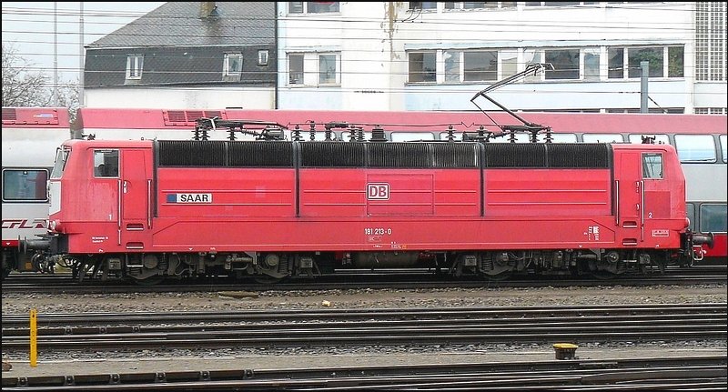 DB Lok 181 213-0  Saar  wurde von ihrer Zuggarnitur getrennt und rangiert im Bahnhof von Luxemburg am 05.04.08.