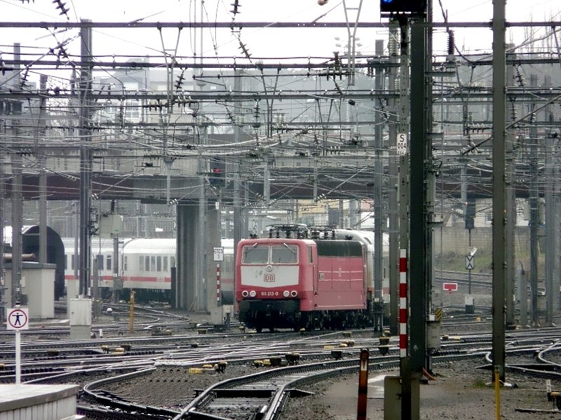 DB Lok 181 213-0 wird mitsamt ihren Wagen auf den Abstellplatz gezogen am 05.04.08.