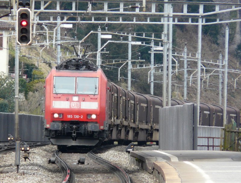 DB - LOk 185 130-2 mit Schwerem Gterzug bei der einfahrt in den Bahnhof von Arth-Goldau am 28.03.2009