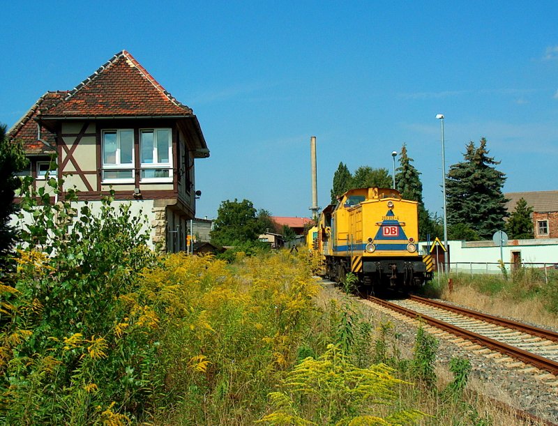 DB Netz Instandsetzung 203 312-4 mit dem DBV 94710 von Karsdorf nach Oebisfelde, am Stellwerk Lw in Laucha (Unstrut); 27.08.2009