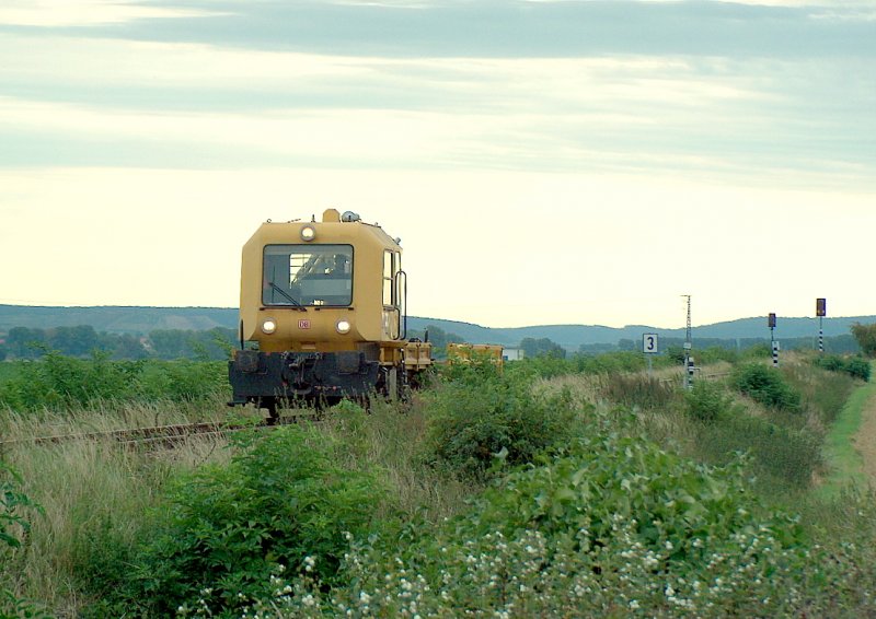 DB Netz Instandsetzung 97 17 50 001 18-4 (GAF 100 R) auf dem nicht mehr regelmig befahrenen Abschnitt der Unstrutbahn bei Gehofen zwischen Nebra und Artern; 06.09.2008 