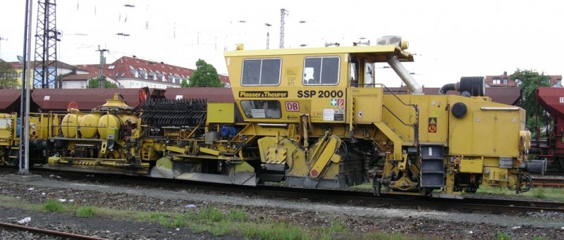 DB-Netz Schwerkleinwagen Nr. 97 16 48 001 17-2 ist eine Schnellschotterplaniermaschine SSP 2000 von Plasser, Baujahr 1998, abgelichtet am 10.05.05 in Frth