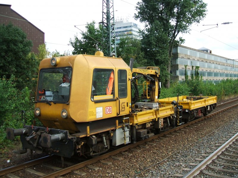DB Netzinstandhaltung , Schwer Kleinwagen Nr. 97 17 50 028 18-2,
Gleis 2 in Bochum Hbf.(12.09.2007)