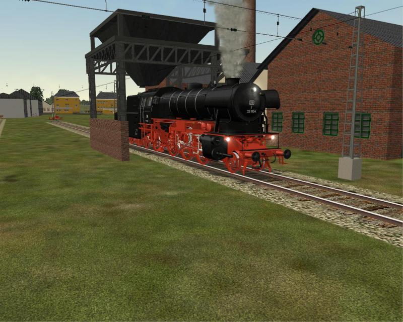 DB Neubaulok 023 054 steht mit frisch geputzen Kesselringen und markantem DB-Keks auf der Rauchkammer unter dem Kohlenbunker in Ehrang.