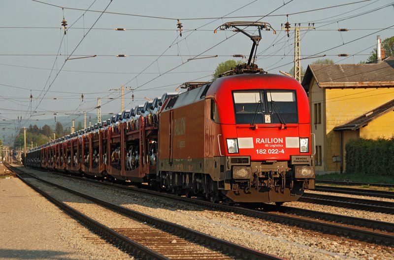 DB Railion 182 022 vor Suzuki Autozug Richtung Westen. Die Aufnahme entstand kurz nach Neulengbach im Abendlicht des 24.04.2009.