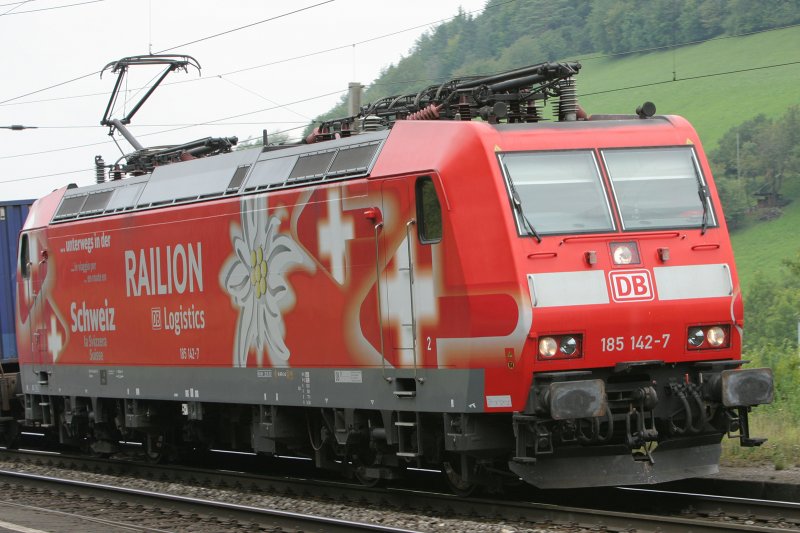 DB RAILION 185 142, mit Edelweiss und Werbung 'unterwegs in der Schweiz'  mit Gterzug auf der Fahrt von Basel in Richtung Brugg/AG.  (3.August 2007)