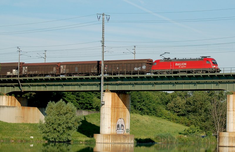 DB Railion Logistics 182 ueberquert soeben das Entlastungsgerinne in Wien Richtung Norden. Das Foto ist am 19.06.2008 entstanden.