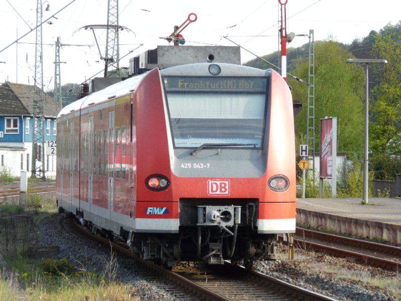 DB - Regio Triebzug 425 043-7 bei der ausfahrt aus dem Bahnhof von Dillenburg am 01.05.2008