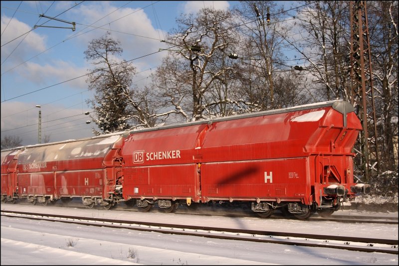 DB SCHENKER: Ein erst wenige Wochen alter Schwenkdachwagen trgt schon deutliche Kalkspuren. (Ratingen-Lindorf am 05.01.2009)