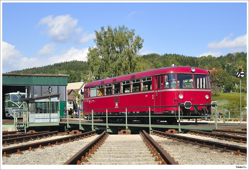 DB-Schienenbus VT798 der Passauer Eisenbahnfreunde auf der Drehscheibe der GEG in Ampflwang. 4.10.2009.