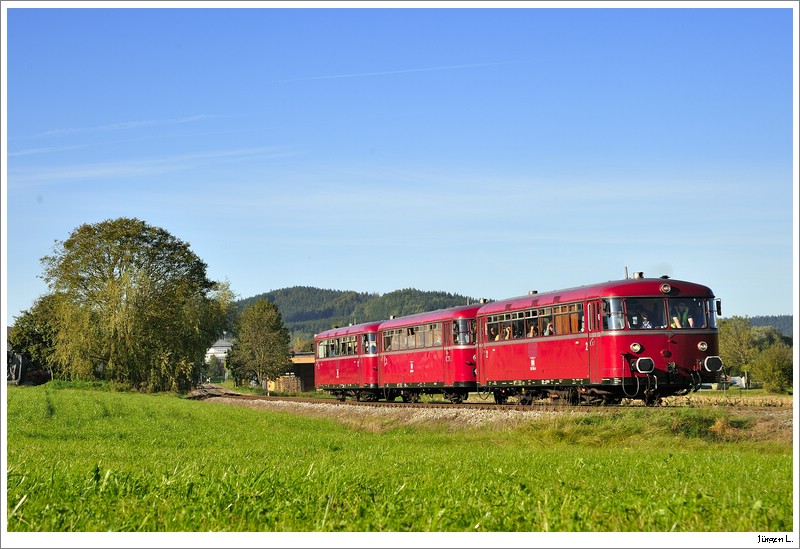 DB-Schienenbus VT798 der Passauer Eisenbahnfreunde auf der GEG-Museumsstrecke in Richtung Timelkam. 4.10.2009.