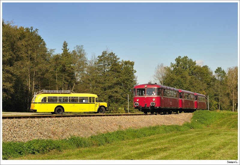 DB-Schienenbus VT798 der Passauer Eisenbahnfreunde auf der GEG-Museumsstrecke in Richtung Timelkam. 4.10.2009.