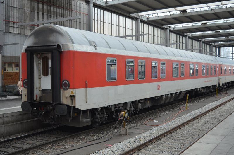 DB Schlafwagen D-DB 61 80 72-90 027-6 WLABmz 173.1 in München Hbf  