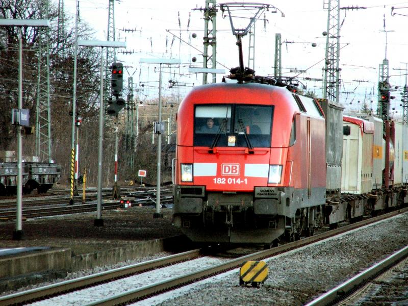 DB Stier 182 014-1 aufgenommen am 12.03.05 im Neuwieder Bahnhof.