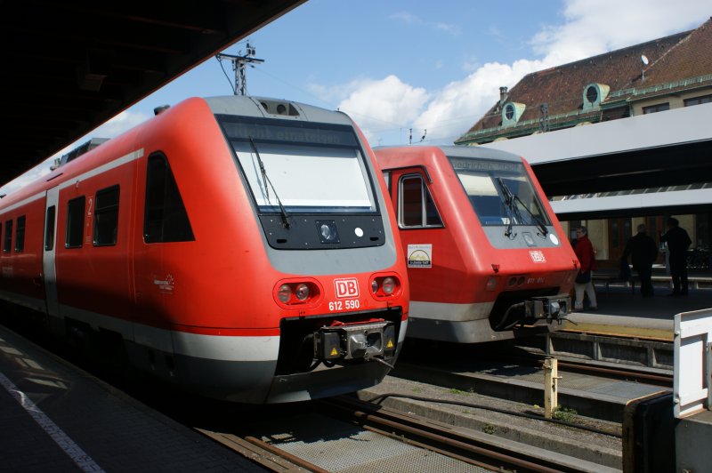 DB Triebwagen VT 612590 wird abgestellt whrend 611014 sich auf den Weg nach Friedrichshafen macht. Aufgenommen am 18.04.2009 in Lindau.