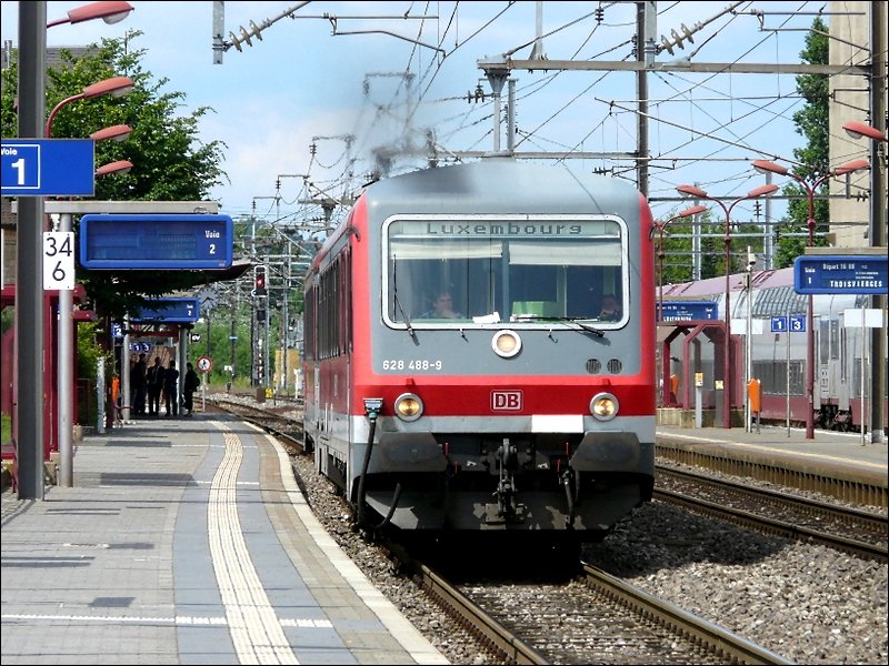 DB Triebzug 628/928 488-9 hat am 15.06.08 den Bahnhof von Mersch verlassen und  dieselt  in Richtung Luxemburg.