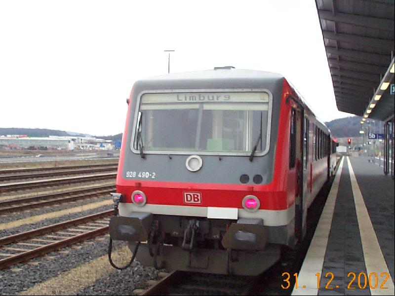 DB Triebzug 928 als RB Siershahn - Limburg/Lahn steht in Montabaur auf Gleis 4b und wartet auf den Gegenzug mit dem eine Zugkreuzung durchgefhrt wird.