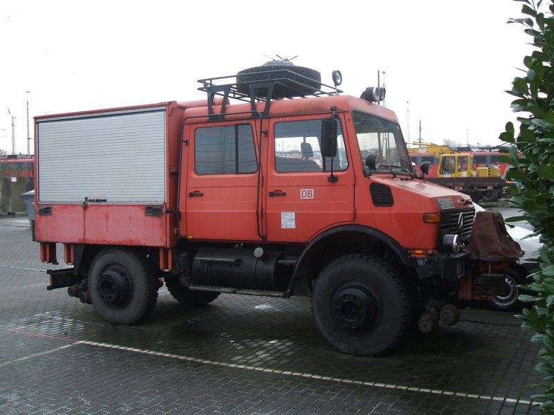 DB ZweiWege Hilfsger�te Fahrzeug ,Typ Mercedes Unimog,
Bauart Nr. 412,Kleinwagen Nr. 41.0102 , Heimatdieststelle Essen,
Einsatzdienststelle Oberhausen.(23.12.2007) 
