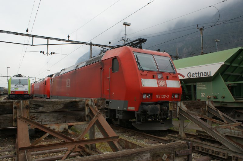 DB185120-3 wartet mit ihren Schwestern am 31.03.2009 in Erstfeld auf neue Aufgaben.