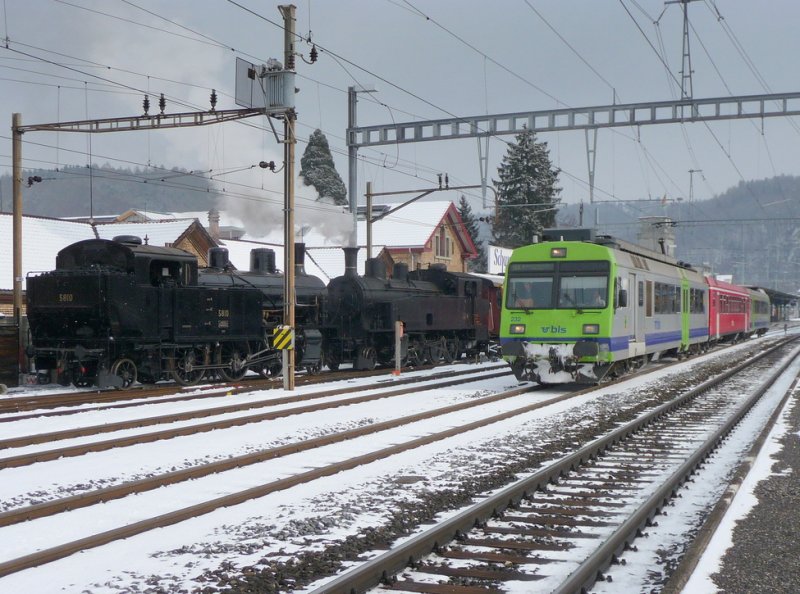 DBB / bls - Eb 3/5 5810 und Eb 3/5  11 sowie ein ausfahrender bls Regio nach Thun am 14.02.2009