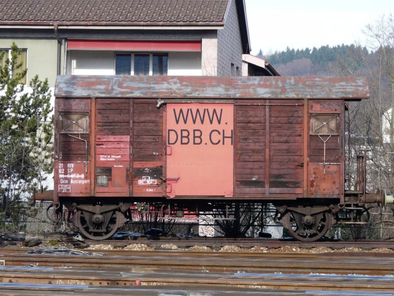DBB - Ausrangierter Gterwagen Gklm 21 62 111 6 053-0 im Bahnhofsareal von Burgdorf am 30.11.2008