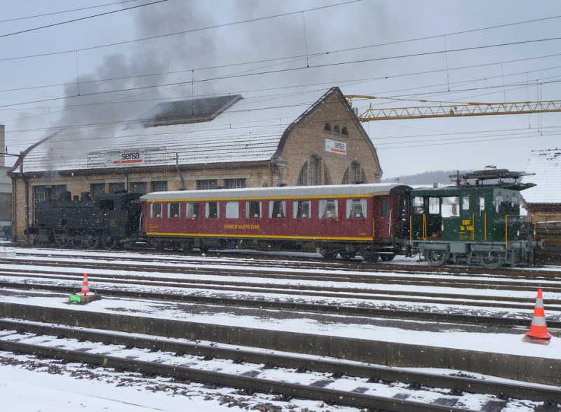DBB - Rangierlok Te 2/2 155 und WR 50 38 88-03 901-8   EMMENTALERSTUBE   und die Dampflok Eb 3/5 11 im Bahnhofsareal von Burgdorf am 14.02.2009