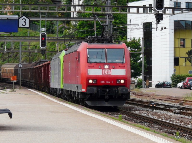DB/BLS - Gterzug mit  185 144-3 + 485 .. bei der Durchfahrt im Bahnhof Lugano nach Chiasso am 13.05.2009