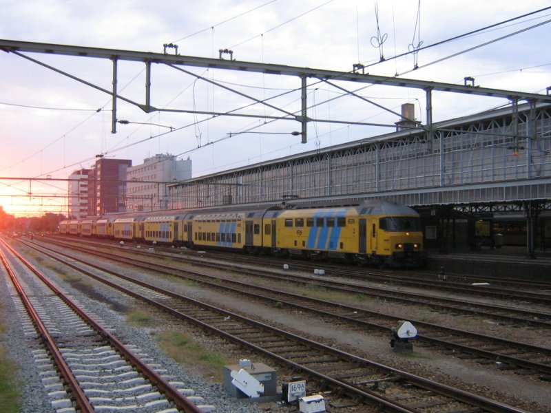 DD-AR 7829+7845 als extra trein 28351 uit Schiedam Centrum te Hengelo - 1 september 2006