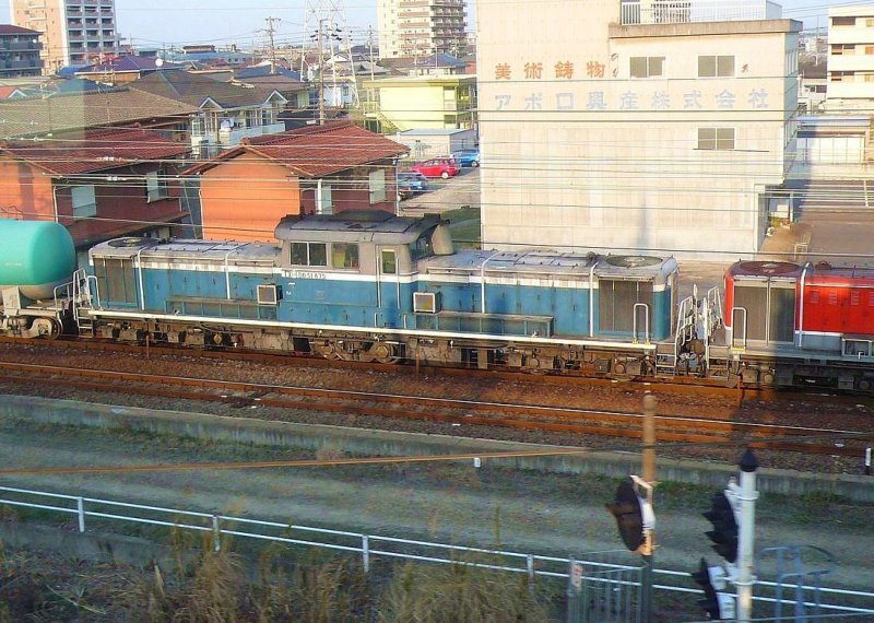 DD51 875 in blauem Anstrich in einer Doppeltraktion mit einem Kesselwagenzug in Kuwana, 26.Februar 2009. 
