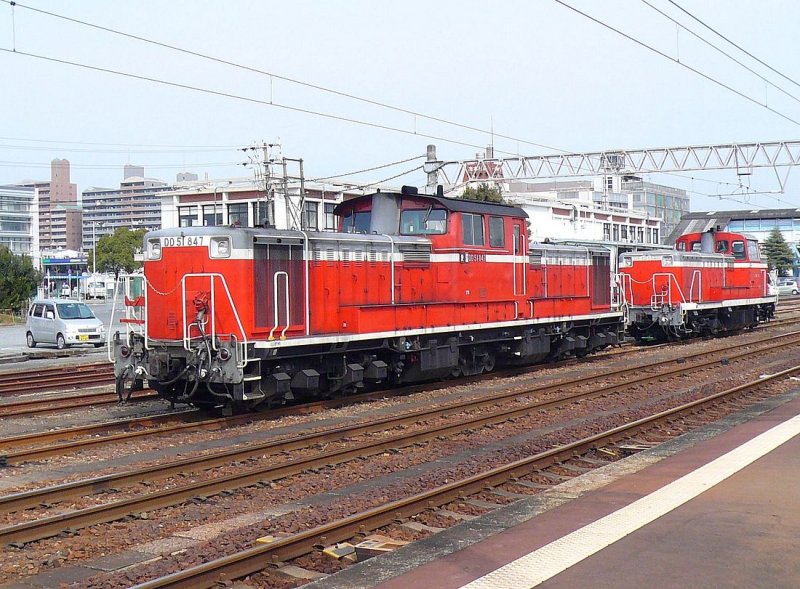 DD51: Ueber den langen Zeitraum 1962 bis 1978 wurden 649 dieser starken Lokomotiven (mit Achsfolge B-2-B) gebaut. Im Jahr 2008 waren noch 108 Maschinen bei der JR im Einsatz. Hier steht DD51 847 vor einer kleineren Lok des Typs DE10 in Yokkaichi, 26.Februar 2009. 