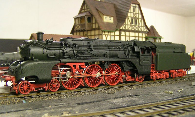 DDR 18 314. Noch ohne Ohren, Streifen und Beschriftung. Die Windleibleche werfen ein Problem auf. Angeblich sollen es dieselben wie bei der BR10 der DB sein. meines Erachtens sind diese aber zu klein. Na ja. Irgendwas lasse ich mir schon einfallen. Jetzt erst mal diese Studie. Am Fhrerhaus wird wohl noch ein Tick Grn zugesetzt. Ansonsten finde ich diese nicht gleichmssige Farbgebung sehr angenehm. Im Kesselbereich war das eigentlich bei den grnen Loks immer so.