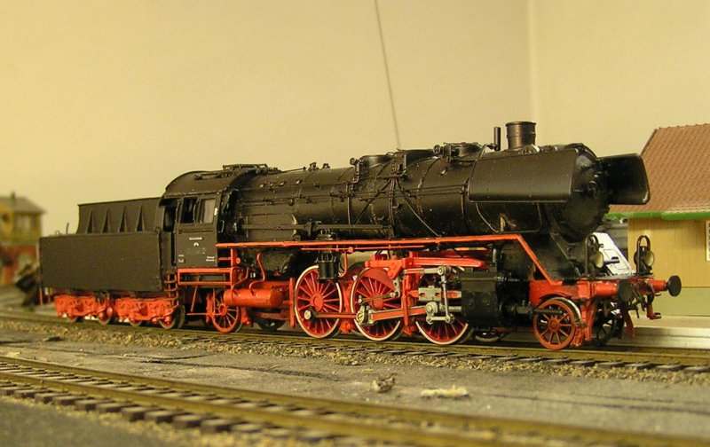 DDR 23 001. Heute wrde ich so nicht mehr bauen, aber bis vor 5 Jahren hab ich alles aus den PIKO Loks herausgeholt, was ging. Der Kessel ist allerdings aus einer FLM 50 zurechtgesgt ...oder war es Revell? Tennderfahrwerk eines T34 von Roco mit irgendeinem Kleinserien Gehuse, das ich mal erstanden hatte.