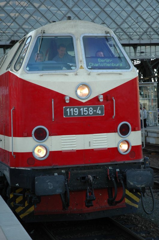 DDR Diesellok 119 als Schiebelok bei Fahrt mit historischem Zug von Berlin nach Dresden und zurck, hier in Dresden Hbf; 28.09.2005
