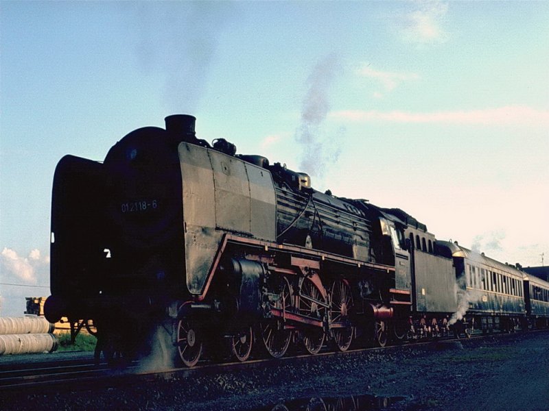 DDR Mai 1981,Dampflok 01 2118-6 mit dem Nostalgie Orientexpress und den letzten Sonnenstrahlen des Tages,auf der Fahrt von Saalfeld nach Leipzig.Diese Dampflok hat als Museumslok  überlebt .(Archiv P.Walter)