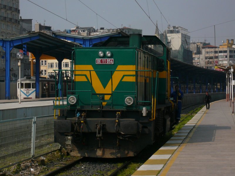 DE 11 054 rangiert auf Gleis 2 des Bahnhofs Istanbul Sirkeci (Orient Express Bahnhof).