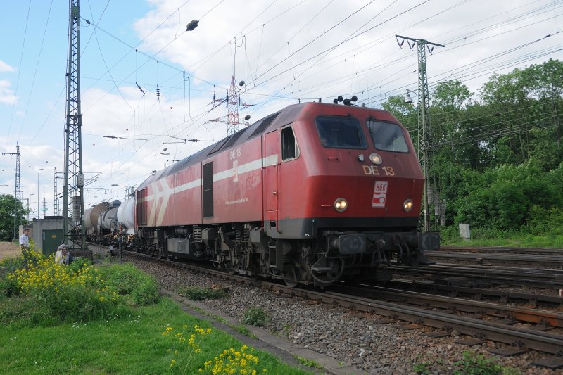 DE 13 ist nach den F�hrerstandsbr�nden ihrer Schwestern, DE 11 und DE 12, die letzte betriebsf�hige Lok der Bauart 1024 von MaK. Die Deutsche Bundesbahn bezeichnete die Bauart DE 1024 als Baureihe 240. Die heutige DE 13 der HGK wurde als 240 003-4 nummeriert. Sie erhielt den Beinamen L�beck.
Hier zieht sie eine �bergabe in den G�terbahnhof von Gremberg. T�glich um ca. 16:00 Uhr zu beobachten.