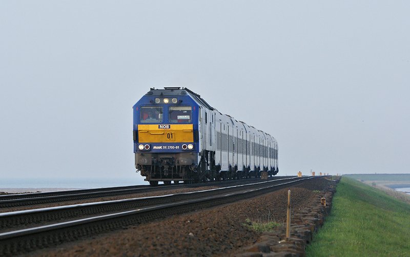 DE 2000-01 am 14.04.2009 mit einer NOB nach Westerland  auf dem Hindenburgdamm.Der Pfahl im Vordergrund markiert die Stelle, bis zu der man den Damm betreten darf, dahinter ist nicht�ffentliches DB-Gel�nde. 