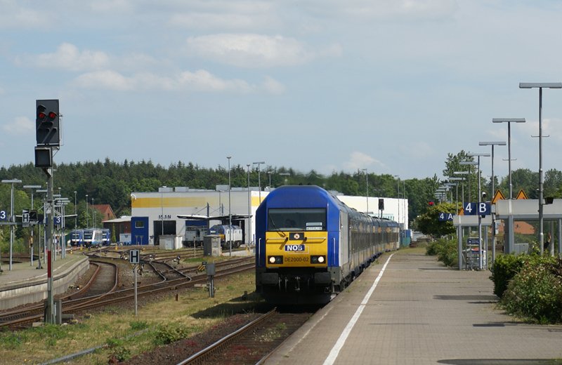 DE 2000-02 fhrt am 25.05.2008 mit einer NOB nach Westerland in Husum ein.Im Hintergrund befindet sich Betriebswerk der NOB.